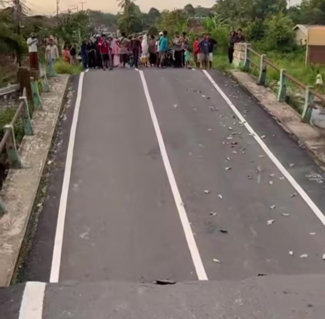 Jembatan  penghubung antar desa di Jalan Tanggamus, Kelurahan Muaradua, Prabumulih Timur, Kota Prabumulih, Sumsel yang putus akibat hantaman arus Sungai Kelekar setelah banjir besar. Foto : Istimewa