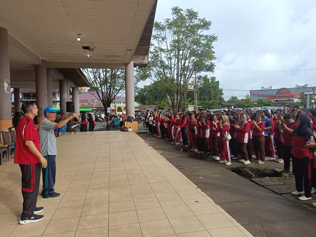 Sekda Sintang, Kartiyus memberikan motivasi pada pelajar SMK Kesehatan Kapuas Raya. Foto: Dok. Istimewa