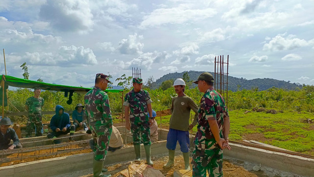 Tim Pengawasan dan Evaluasi (Wasev) Kodam XII/Tanjungpura meninjau progres pembangunan gerai Koperasi Desa (Kopdes) Merah Putih. Foto: Dok. Istimewa