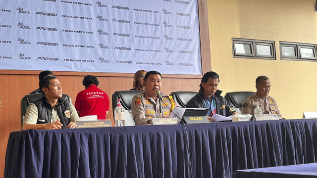 Konferensi pers pengungkapan perkara kasus kebakaran Gedung Terra Drone di Polres Metro Jakarta Pusat, Jumat (12/12/2025). Foto: Nasywa Athifah/kumparan