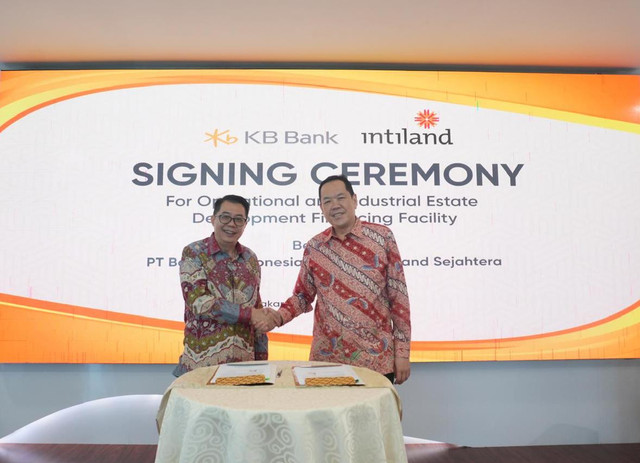 Direktur Utama KB Bank, Kunardy Darma Lie (kanan) dan Direktur PT Intiland Sejahtera, David Hosea (kiri) dalam penandatanganan kerja sama pembiayaan di Jakarta. Foto: Dok. KB Bank