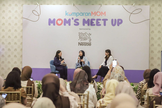 Sesi talkshow di acara kumparanMOM Mom's Meet Up bersama Nestle, Rabu (10/12/2025). Foto: Dok. kumparan