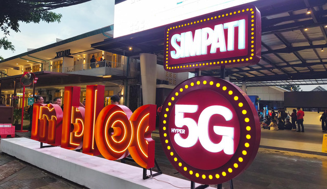 Logo Simpati Hyper 5G dari Telkomsel di M Bloc Space, Jakarta Selatan. Foto: Thomas Bosco/kumparan