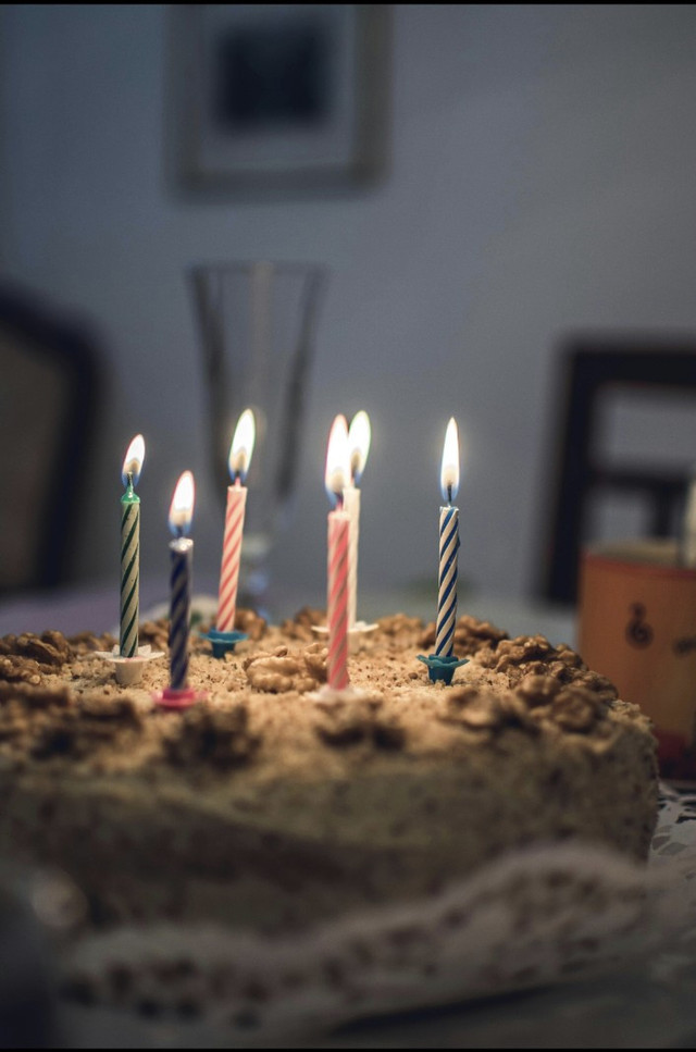 Foto oleh lil artsy: https://www.pexels.com/id-id/foto/lampu-meja-bunga-putih-dan-biru-1793037/