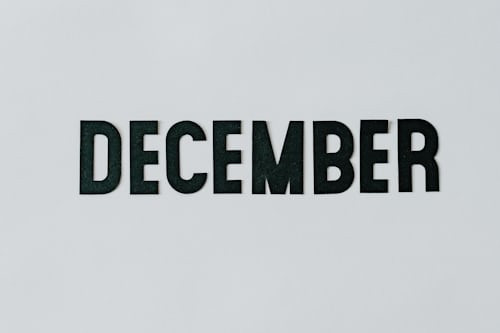 Ilustrasi Desember D-nya Apa, Foto: Unsplash/Kelly Sikkema