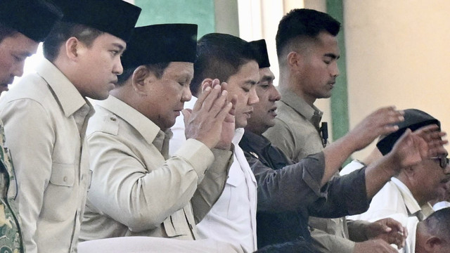 Presiden Prabowo Subianto melaksanakan Salat Jumat di Masjid Besar Al-Abrar, Kecamatan Kebayakan, Kabupaten Aceh Tengah, pada Jumat, 12 Desember 2025. Foto: Cahyo - Biro Pers Sekretariat Presiden