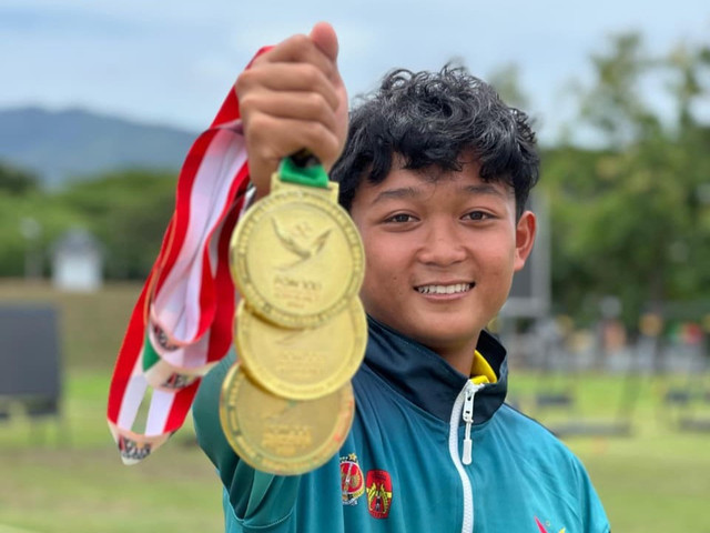Haidar Naucha Zhafran, atlet panahan asal Tamantirto, Kasihan, Bantul, memamerkan tiga emas yang diperolehnya dari PON XXI Aceh-Sumut 2024. Foto: Istimewa