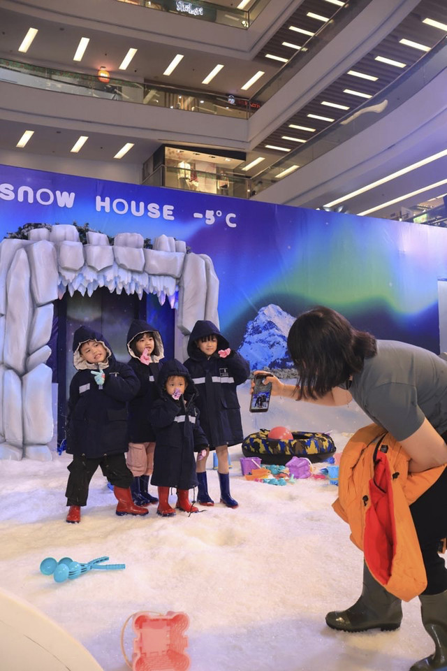 Para anak-anak yang sedang bermain di Snowhouse and Playground Christmas Aurora Mall Ciputra Jakarta. Foto: Gitario Vista Inasis/kumparan