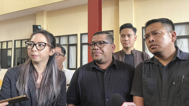 Pengacara Dirut PT Terra Drone Indonesia Michael Whisnu Wardana, Stella Masengi dan Purgatorio Siahaan di Polres Metro Jakarta Pusat, Jumat (12/12/2025). Foto: Nasywa Athifah/kumparan