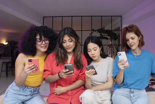 ilustrasi remaja pengguna media sosial. Image by freepik.com https://www.freepik.com/free-photo/medium-shot-women-sitting-with-smartphones_26923317.htm#fromView=search&page=1&position=2&uuid=a99149f5-fd4e-4688-9978-e976b5217b3c&query=TikTok+dan+Pembentukan+Identitas+Digital+Remaja