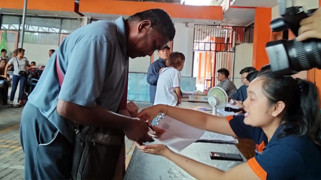 Seorang warga penyandang disabilitas saat menerima BLT Kesra di kantor Pos Manado.