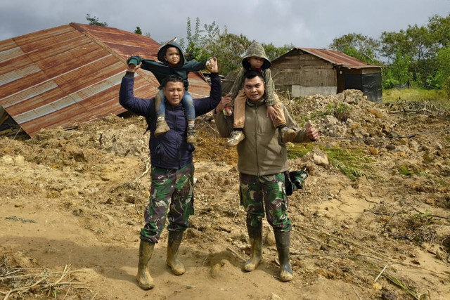 Personel TNI evakuasi anak kembar lewati medan rawan longsor di Bener Meriah, Aceh. Foto: Dok.  Kodam Iskandar Muda