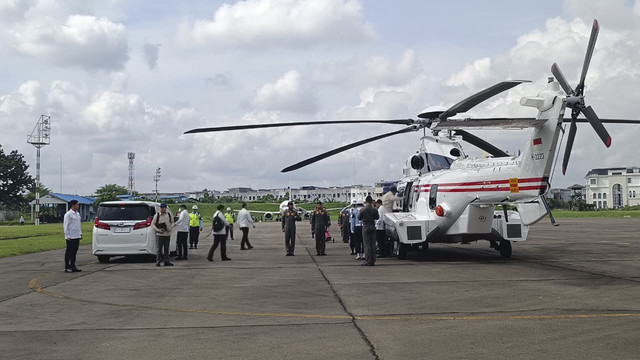 Presiden Prabowo Subianto melanjutkan kunjungan peninjauan penanganan banjir dan tanah longsor ke Kabupaten Langkat, Sumatera Utara (Sumut), Sabtu (13/12/2025). Foto: Zamachsyari/kumparan