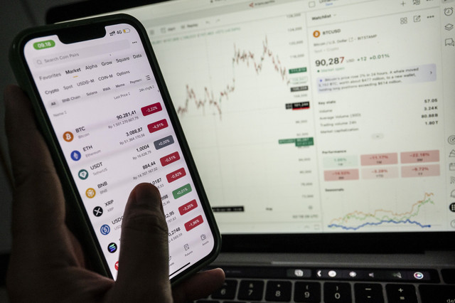 Warga mengamati pergerakan harga mata uang kripto Bitcoin (BTC) di Semarang, Jawa Tengah, Sabtu (13/12/2025). Foto: Aprillio Akbar/ANTARA FOTO