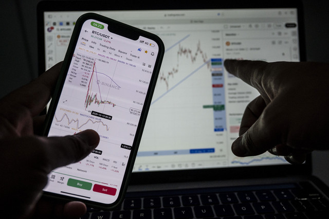 Warga mengamati pergerakan harga mata uang kripto Bitcoin (BTC) di Semarang, Jawa Tengah, Sabtu (13/12/2025). Foto: Aprillio Akbar/ANTARA FOTO