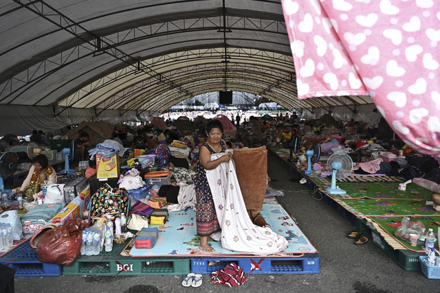 Sejumlah warga beristirahat di pusat evakuasi di Sirkuit Internasional Chang, Buriram, Thailand, Sabtu (13/12/2025). Foto: Lillian Suwanrumpha/AFP