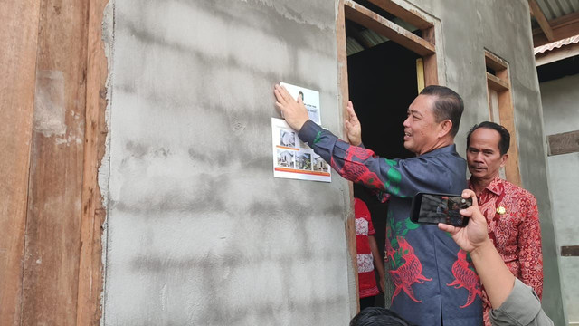 Gubernur Kalimantan Barat (Kalbar), Ria Norsan saat mengunjungi bedah rumah di Kabupaten Sintang. Foto: Dok. Istimewa