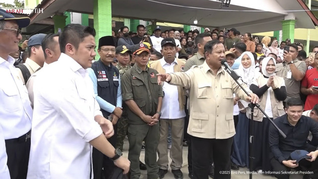Presiden Prabowo Subianto menyampaikan keterangan pers saat meninjau posko pengungsian korban bencana banjir dan longsor Sumatera di MAN 1 Langkat, Sumatra Utara, Sabtu (13/12/2025). Foto: YouTube/Sekretariat Presiden