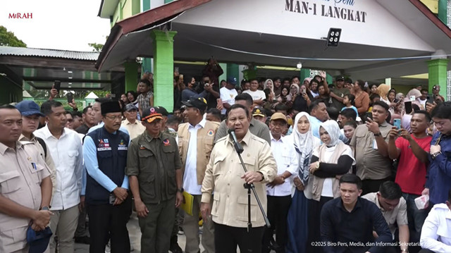 Presiden Prabowo Subianto menyampaikan keterangan pers saat meninjau posko pengungsian korban bencana banjir dan longsor Sumatera di MAN 1 Langkat, Sumatra Utara, Sabtu (13/12/2025). Foto: YouTube/Sekretariat Presiden