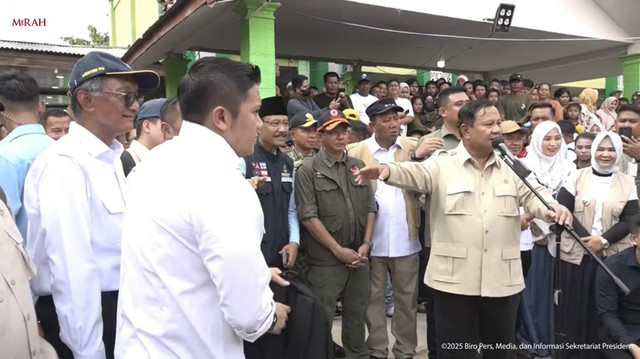 Presiden Prabowo Subianto menyampaikan keterangan pers saat meninjau posko pengungsian korban bencana banjir dan longsor Sumatera di MAN 1 Langkat, Sumatra Utara, Sabtu (13/12/2025). Foto: YouTube/Sekretariat Presiden