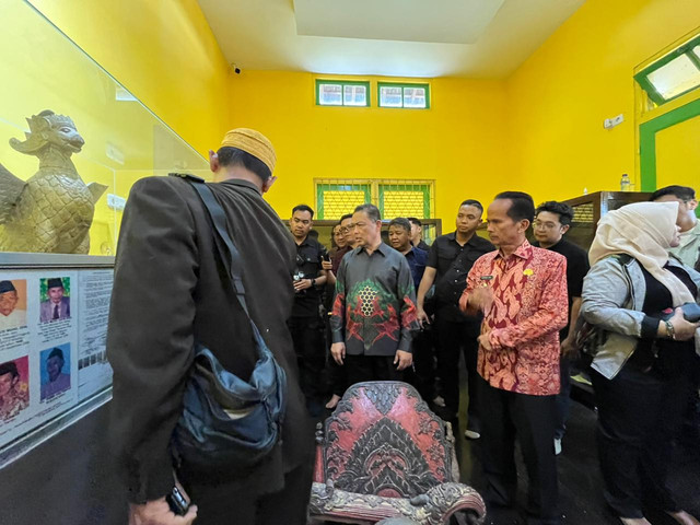 Gubernur Kalimantan Barat, Ria Norsan, saat mengunjungi Keraton di Sintang. Foto: Rabiansyah/Hi!Pontianak