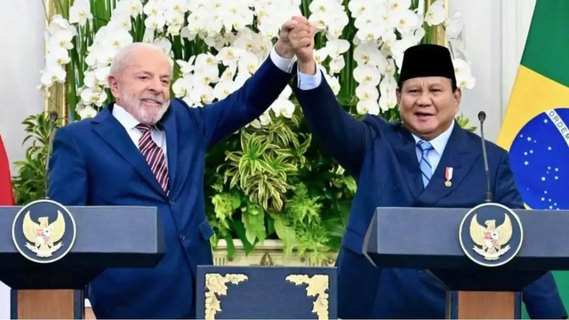 Presiden Indonesia Prabowo Subianto dan Presiden Brazil Luiz Inácio Lula da Silva saling menggenggam tangan usai pertemuan bilateral di Istana Merdeka, Jakarta, Kamis (23/10/2025). Sumber: Shutterstock.com