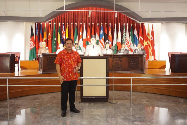 Ketua Komisi A DPRD DIY, Eko Suwanto, saat mengunjungi Museum KAA di Bandung bersama wartawan. Foto: Dok. DPRD DIY