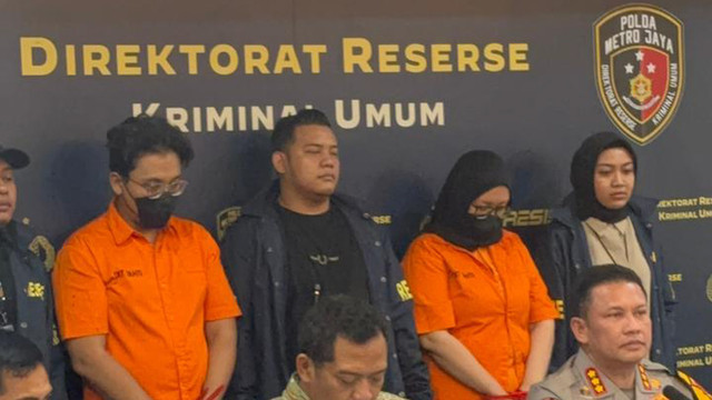 Dua tersangka WO penipu, Ayu Puspita dan Dimas diperlihatkan saat sesi konferensi pers di Polda Metro Jaya, Jakarta, Sabtu (13/12/2025). Foto: Abid Raihan/kumparan