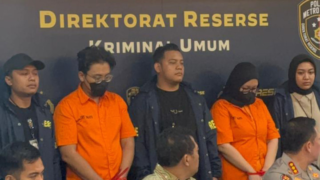 Dua tersangka WO penipu, Ayu Puspita dan Dimas diperlihatkan saat sesi konferensi pers di Polda Metro Jaya, Jakarta, Sabtu (13/12/2025). Foto: Abid Raihan/kumparan