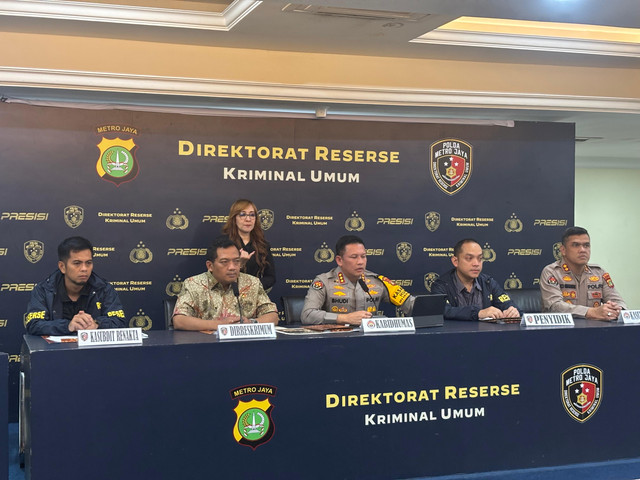 Konpers Polda Metro Jaya terkait kasus WO Penipu Ayu Puspita di Polda Metro Jaya, Jakarta, Sabtu (13/12/2025). Foto: Abid Raihan/kumparan