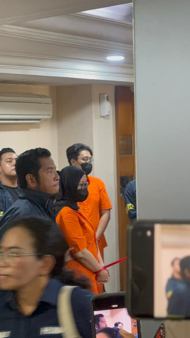 Dua tersangka WO penipu, Ayu Puspita dan Dimas diperlihatkan saat sesi konferensi pers di Polda Metro Jaya, Jakarta, Sabtu (13/12/2025). Foto: Abid Raihan/kumparan