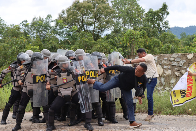 Simulasi pengamanan aksi unjuk rasa di depan Kantor DPRD Kabupaten Melawi. Foto: Dok. Istimewa