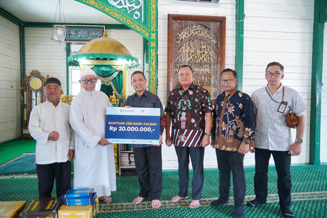 Gubernur Kalimantan Barat (Kalbar), Ria Norsan bersama Direktur Utama Bank Kalbar, Rokidi menyerahkan bantuan untuk Masjid Jami’ Sultan Nata Sintang. Foto: Dok. Istimewa
