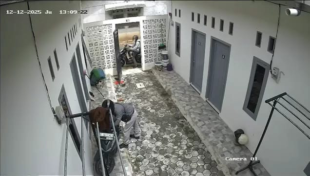 Tangkap layar pencuri motor di kosan Putri Azzahra, Hajimena, Lampung Selatan. | Foto: Istimewa