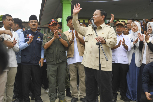 Presiden Prabowo Subianto didampingi Mensos Saifullah Yusuf (kedua kiri), Kepala BNPB Letjen TNI Suharyanto (ketiga kiri) menyapa pengungsi di posko korban bencana banir bandang di MAN 1 Langkat, Tanjung Pura, Langkat, Sumut, Sabtu (13/12/2025). Foto: Hafidz Mubarak A/ANTARA FOTO