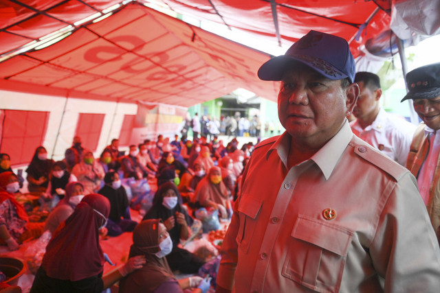Presiden Prabowo Subianto (kanan) menyapa pengungsi di posko pengungsian korban bencana banir bandang di MAN 1 Langkat, Tanjung Pura, Langkat, Sumut, Sabtu (13/12/2025). Foto: Hafidz Mubarak A/ANTARA FOTO