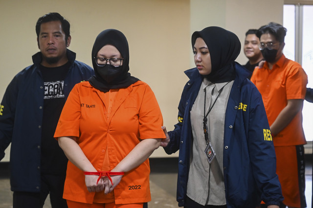 Tersangka kasus dugaan penipuan wedding organizer Ayu Puspita (kedua kiri) dihadirkan saat rilis di Polda Metro Jaya, Jakarta, Sabtu (13/12/2025).  Foto: Rivan Awal Lingga/ANTARA FOTO