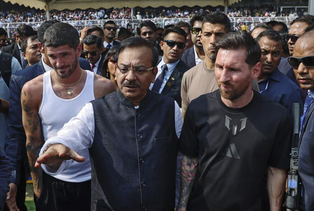 Aroop Biswas, Menteri Olahraga Bengal Barat, bersama bintang sepak bola Argentina Lionel Messi dan rekan setimnya di Inter Miami, Rodrigo De Paul dan Luis Suarez di Kolkata, India, Sabtu (13/12/2025). Foto: Sahiba Chawdhary/REUTERS