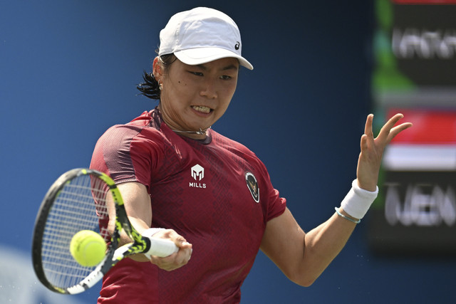 Petenis Indonesia Tjen Janice mengembalikan bola ke arah petenis Thailand M Sawangkaew pada final tenis beregu putri SEA Games 2025 di National Tennis Development Center, Pak Kret, Nothanburi, Bangkok, Thailand, Sabtu (13/12/2025). Foto: Nova Wahyudi/ANTARA FOTO