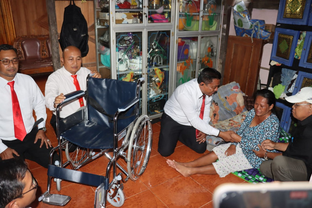 Kasat Reskrim Polres Melawi AKP Ambril memberi bantuan kursi roda kepada warga pada momen Hari Jadi Fungsi Reserse Polri ke-78. Foto: Dok. Istimewa