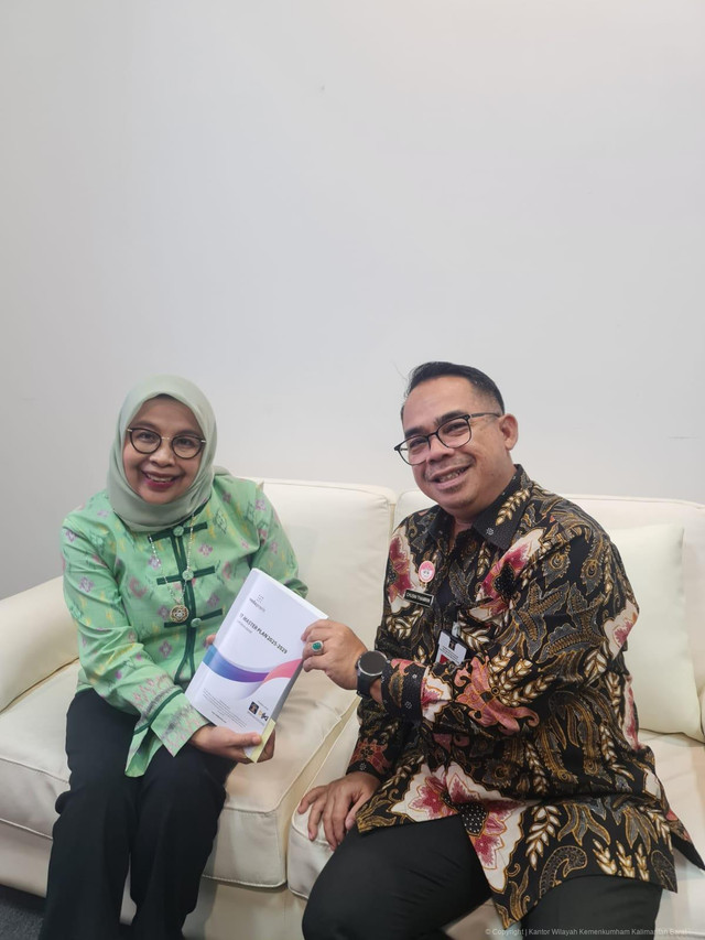 Kepala Divisi Pelayanan Hukum, Farida bersama Direktur Teknologi Informasi Kekayaan Intelektual DJKI, Chusni Thamrin. Foto: Dok. Kantor Wilayah Kementerian Hukum Kalimantan Barat