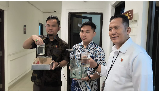 Subdit V Siber Direktorat Reserse Kriminal Khusus Polda Sumsel saat menyita ikan cupang sebagai wadah melakukan perjudian di TikTok. Foto : Urban Id