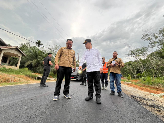 Gubernur Kalimantan Barat (Kalbar), Ria Norsan bersama Kepala Dinas PUPR Provinsi Kalbar, Iskandar Zulkarnaen. Foto: Rabiansyah/Hi!Pontianak