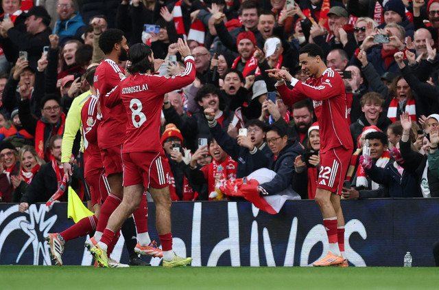 Hugo Ekitike dari Liverpool merayakan gol pertama mereka bersama rekan setimnya. Foto: REUTERS/Phil Noble