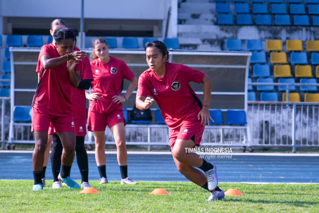 Reva Octaviani sedang menjalani sesi latihan Timnas Wanita Indonesia jelang partai semifinal melawan Vietnam di SEA Games 2025 Thailand. Foto: Dok. PSSI