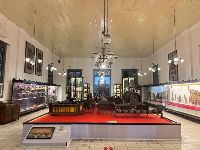 Salah satu ruangan di Museum Radya Pustaka yang menyimpan berbagai macam koleksi bersejarah yang terlihat terawat dan tersimpan dengan rapi. Foto: Pribadi