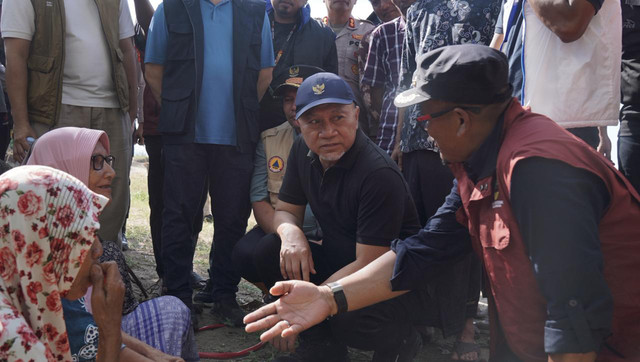 Menko Bidang Pangan Republik Indonesia Zulkifli Hasan melakukan perjalanan melalui darat untuk menyusuri wilayah terdampak bencana banjir dan longsor di wilayah Desa Kuala Cangkoi, Kecamatan Lapang, Kab Aceh Utara, pada Sabtu (13/12/2025). Foto: Dok. Istimewa