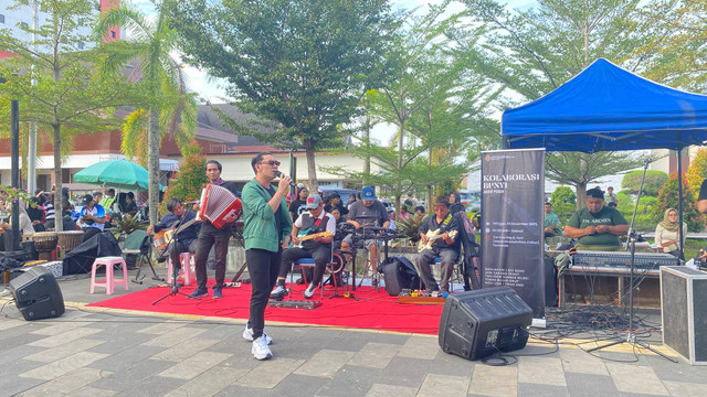 Penampilan 'Kolaborasi Bunyi Akhir Pekan' yang berlangsung di depan Museum Kalbar pada Minggu pagi, 14 Desember 2025. Foto: Alycia Tracy Nabila/Hi!Pontianak