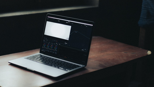 Ilustrasi cara membuka e-rapor di laptop lain. Unsplash/Sahej Brar