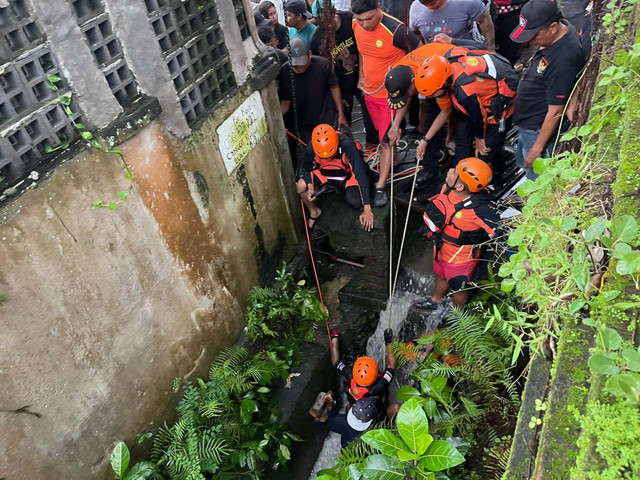 Penemuan Jenazah WNA (Perempuan) hanyut yang menerobos genangan banjir saat hujan deras melanda Daerah Hukum Polsek Kuta Utara. Foto: Dok. Polres Badung